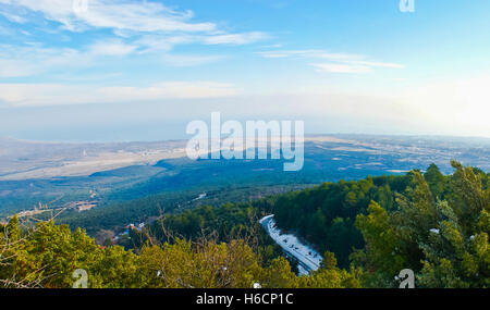 La vista dal monte Olympus sul Parco nazionale della Grecia e del mare Mediterraneo alla luce haze. Foto Stock