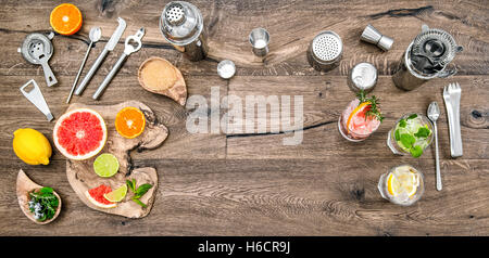 Bevande di frutta con ghiaccio. Cocktail bar rendendo gli strumenti, shaker, bicchieri. Il Mojito, campari, aperol. Appartamento lay.vista superiore Foto Stock