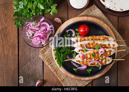 Spiedini di pollo con verdure grigliate. Vista superiore Foto Stock