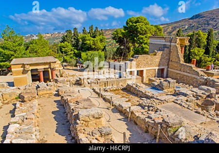 Il sito archeologico del palazzo di Cnosso situato accanto a Heraklion e circondato da terreni agricoli con oliva-boschi, Creta Foto Stock