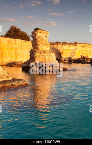 Costa rocciosa con colonne in pietra, Sant'Andrea, Adriatico, vicino a Otranto, provincia di Lecce e la penisola salentina, Puglia, Italia Foto Stock