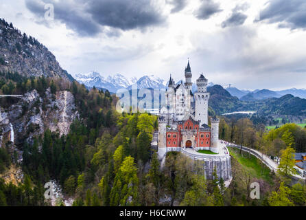 Veduta aerea del castello di Neuschwanstein e con il lago Alpsee e Alpi Bavaresi, Schwangau, Ostallgäu, Algovia, Svevia, Alta Baviera Foto Stock