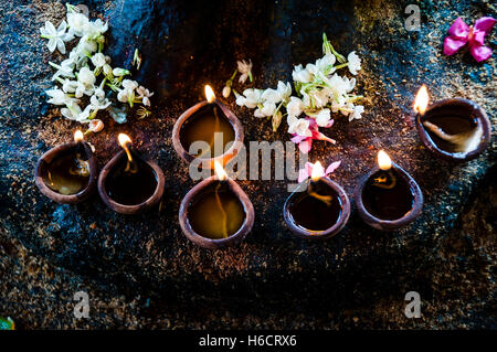 Offerte di fiori e la masterizzazione di olio lampade, Brahadhiswara tempio, Thanjavur, Tamil Nadu, India Foto Stock