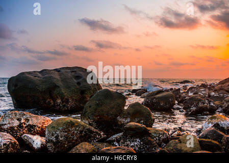 Tramonto a costa rocciosa vicino a Long Beach in Sok villaggio San su Koh Rong isola, Krong Preah Sihanouk, Sihanoukville, Cambogia Foto Stock