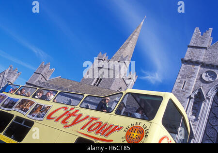 Bus con turisti di fronte la Cattedrale di San Patrizio, tour, bus tour, gite turistiche, Dublino, Irlanda, Europa Foto Stock