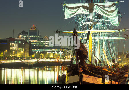 Janie Johnston in barca a vela e Sean O'Casey Bridge di notte, Fiume Liffey, Bank Building, skyline, Dublino, Irlanda, Europa Foto Stock