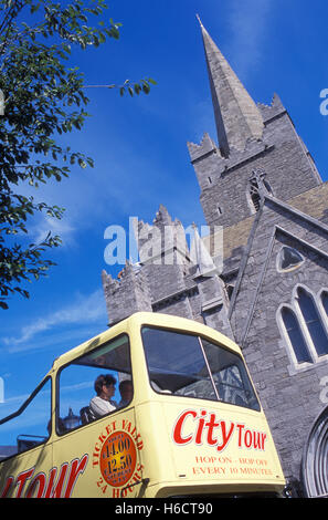 Bus con turisti di fronte la Cattedrale di San Patrizio, tour, bus tour, gite turistiche, Dublino, Irlanda, Europa Foto Stock