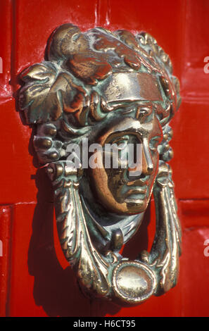 Respingente porta sulla porta rossa, porte di Dublino, tipiche case in stile georgiano, Merrion Square, Dublino, Irlanda, Europa Foto Stock