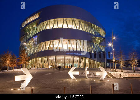 Mercedes-Benz Museum di sera, le luci di Natale, Christmas tree, inverno, architettura moderna, Daimler, Stoccarda Foto Stock