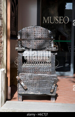 Sedia di tortura di fronte al Museo della Tortura tortura museum, Volterra, Toscana, Italia, Europa Foto Stock