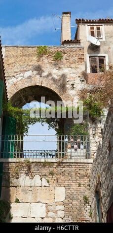 All'interno il romano di Palazzo di Diocleziano, Split, Croazia. Dettagli architettonici del vecchio con le aggiunte più recenti Foto Stock