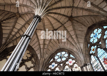 La Chapter House soffitto, Westminster Abbey, che mostra le finestre di vetro macchiate e dettagli architettonici nel tetto e il montante. Foto Stock