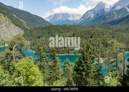 Vista panoramica dalla zona di riposo "Zugspitzblick' al Fernpass strada alpina per il Monte Zugspitze e il Lago Blindsee Foto Stock