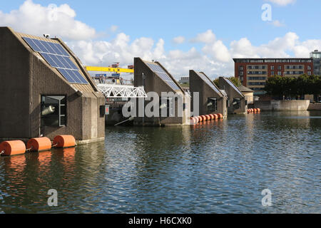 Il Lagan Weir sul fiume Lagan, con uno di Harland & Wolff gru in background. Foto Stock