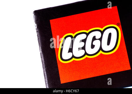 LONDON, Regno Unito - 21 OTTOBRE 2016: una inquadratura ravvicinata del Lego company logo sulla confezione di uno dei loro prodotti. Foto Stock