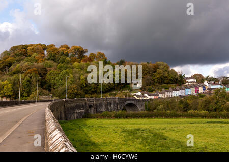 Una Veduta autunnale di Llandeilo con il ponte che attraversa il fiume Towy che conduce fino alle case colorate Foto Stock