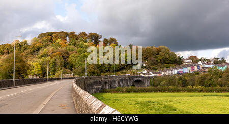 Una Veduta autunnale di Llandeilo con il ponte che attraversa il fiume Towy che conduce fino alle case colorate Foto Stock