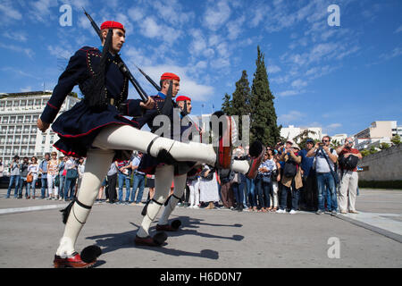 La modifica del Evzones che guard il monumento del milite ignoto di fronte al Parlamento ellenico, Atene Foto Stock