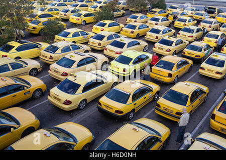Taxi all'Aeroporto Internazionale di Atene Foto Stock