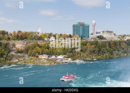 La regione di Clifton Hill in Niagara Falls, Ontario come visto dalla Goat Island in Niagara Falls, New York durante l'autunno. Foto Stock