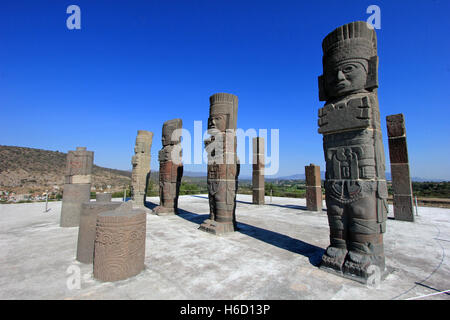 Guerrieri di Toltec colonne topping la piramide di Quetzalcoatl a Tula Foto Stock