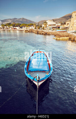 Mondello dal molo, fisherman barca Foto Stock