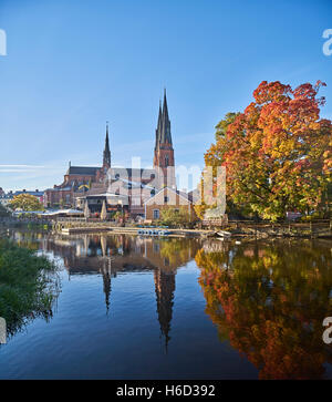 La cattedrale e il fiume Fyris (Fyrisan) in autunno, Uppsala, Svezia e Scandinavia Foto Stock
