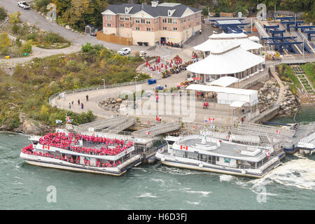 Un Hornblower Crociere Niagara tour in barca si prepara a partire per l'Horseshoe Falls a Niagara Falls, Ontario, Canada. Foto Stock