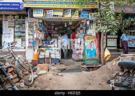 People Shopping in un Indiano bookshop in una corsa verso il basso della zona Mylapore, Chennai, nello Stato del Tamil Nadu, India Foto Stock