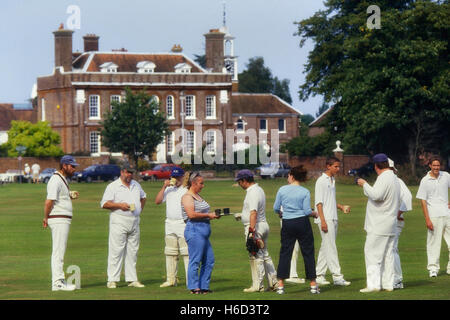 Pausa di ristoro in un villaggio di partita di cricket. Matfield. Kent. In Inghilterra. Regno Unito Foto Stock