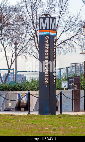 WASHINGTON DC, Stati Uniti d'America - 31 gennaio 2006: l'ingresso alla stazione della metropolitana di Smithsonian Institution Foto Stock