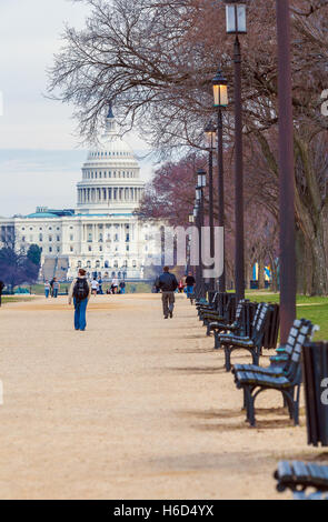 WASHINGTON DC, Stati Uniti d'America - 31 gennaio 2006: la gente camminare nel National Mall vicino al Capitol Building Foto Stock