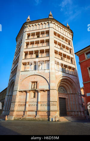 Ingresso ovest e esterno del romanico a pianta ottagonale del Battistero di Parma, circa 1196, (il Battistero di Parma), Italia Foto Stock