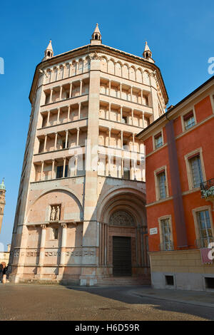 Ingresso ovest e esterno del romanico a pianta ottagonale del Battistero di Parma, circa 1196, (il Battistero di Parma), Italia Foto Stock