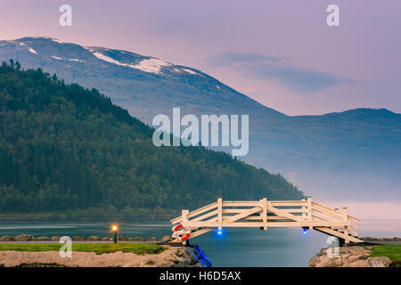 Sunrise a Loen nella provincia di Sogn og Fjordane, Norvegia Foto Stock