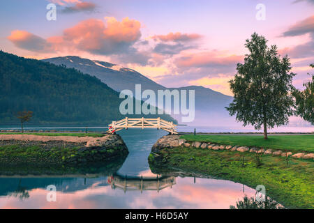 Sunrise a Loen nella provincia di Sogn og Fjordane, Norvegia Foto Stock