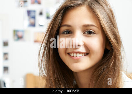 Ritratto di sorridente ragazza adolescente a casa Foto Stock