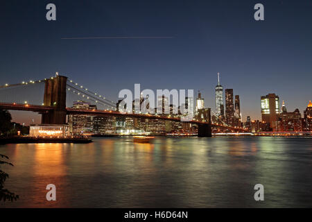 Vista serale del Ponte di Brooklyn Bridge da Main Street Park, Dumbo, Brooklyn, NY, Stati Uniti. Foto Stock