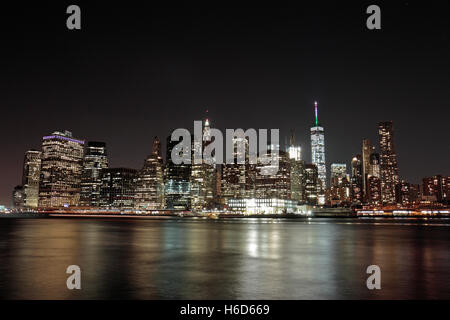 Un tempo di notte vista di Manhattan inferiore attraverso l'East River da Brooklyn, NY, Stati Uniti. Foto Stock