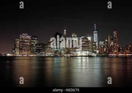 Un tempo di notte vista di Manhattan inferiore attraverso l'East River da Brooklyn, NY, Stati Uniti. Foto Stock