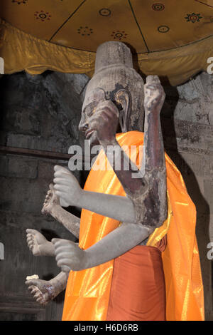 8 Buddha armato o Vishnu aka Ta Reach, ingresso occidentale, Angkor Wat, Cambogia Foto Stock