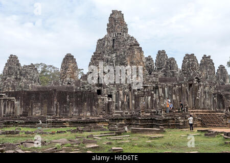 Bayon 'faccia' torre, tempio, architettura Khmer, volti sorridenti di Avalokiteshvara, Angkor Thom, Cambogia Foto Stock