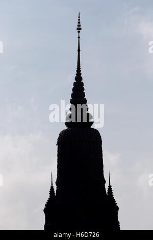 Silhouette, la Stupa di sua Maestà il Re Norodom, il Palazzo reale, Phnom Penh, Cambogia Foto Stock