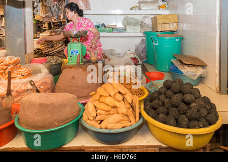 Kampot mercato alimentare con 1000 anni aka secolo uova, Cambogia Foto Stock