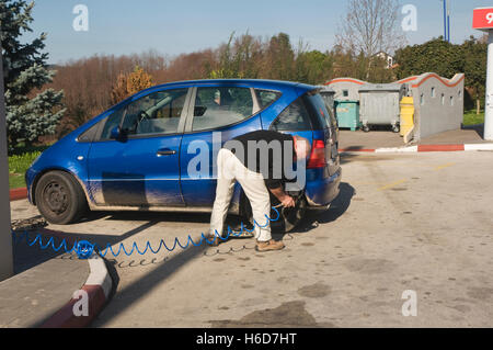 L'Europa, Croazia, Carlovac, GPL (gas di petrolio liquefatto) del cilindro in corrispondenza di garage con il rifornimento di carburante per auto Foto Stock