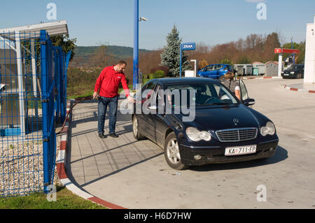 L'Europa, Croazia, Carlovac, GPL (gas di petrolio liquefatto) del cilindro in corrispondenza di garage con il rifornimento di carburante per auto Foto Stock