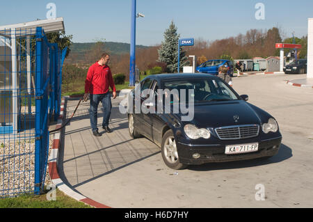 L'Europa, Croazia, Carlovac, GPL (gas di petrolio liquefatto) del cilindro in corrispondenza di garage con il rifornimento di carburante per auto Foto Stock