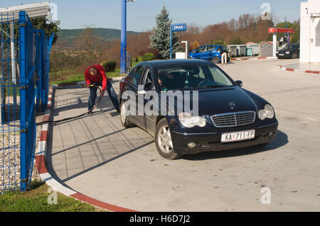 L'Europa, Croazia, Carlovac, GPL (gas di petrolio liquefatto) del cilindro in corrispondenza di garage con il rifornimento di carburante per auto Foto Stock