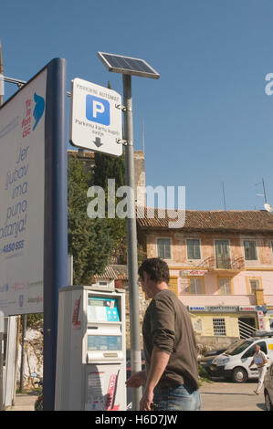 L'Europa, Croazia, Sibenik (Sebenico), l'uomo utilizza energia solare i biglietti per il parcheggio macchina Foto Stock