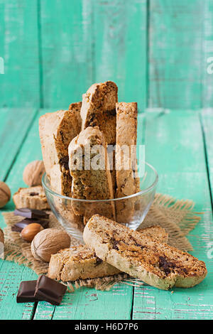 Biscotti italiani i cookie con i dadi e scaglie di cioccolato. Foto Stock